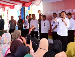 Kunjungi Bulog Presiden Jokowi Serahkan Bantuan Pangan dan Tinjau Stok Beras di Tolitoli
