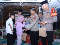 Kapolsek Mampang Bukber Bareng Warga Slum Area, Santuni Anak Yatim