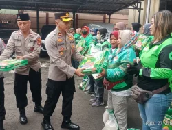 Polisi Bagi-Bagi Sembako Ke Ojol Hingga Disabilitas Di Jakarta Selatan