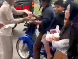 Bagian Pembinaan Personil Polres Bogor Bag SDM Bagikan Takjil Untuk Berbuka Puasa Bagi Pengguna Jalan Yang Melintas di Depan Mako Polres Bogor