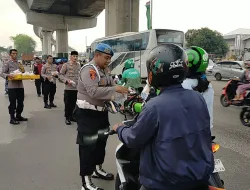 Bantu Warga Berbuka Puasa Yang  Dalam Perjalanan Polsek Cakung Bagikan Ratusan Takjil