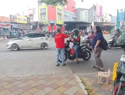 Berbagi Kebahagiaan: Anekafakta.com Bagikan 300 Takjil Gratis Pada Pengguna Jalan