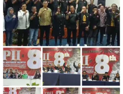 Ketua Presidium FPII Serahkan Sertifikat Kepada Peserta MUKERNAS FPII Ke-VII dan HUT FPII Ke-8 di Jakarta