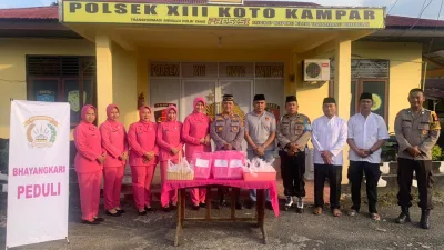 Wujud Kepedulian, Polsek XIII Koto Kampar Bersama Bhayangkari Berbagi Takjil