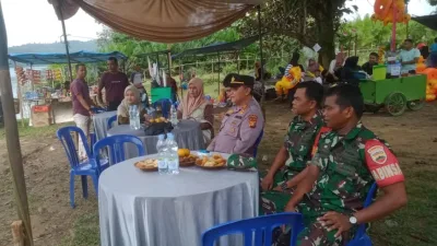 Sambut Ramadhan 1445 H, Kapolsek XIII Koto Kampar Hadiri Tradisi Balimau Kasai di Tepian Danau PLTA Koto Panjang