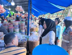 Dalam Rangka Ops Ketupat LK 2024, Polwan Polresta Pekanbaru Patroli Jalan Kaki di STC