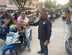 Forum Pers Independent Indonesia (FPII) Korwil Kuansing Bagikan Takjil Ke Pengguna Jalan