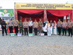 Tinjau Pos Pam Ops Ketupat 2024 Riau – Sumbar, Wakapolda Riau Serahkan Bantuan Paket Kepada Personil