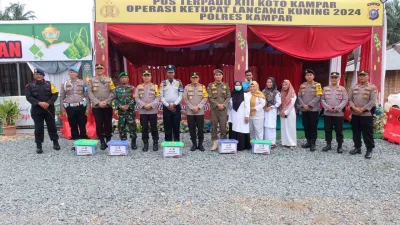 Tinjau Pos Pam Ops Ketupat 2024 Riau – Sumbar, Wakapolda Riau Serahkan Bantuan Paket Kepada Personil
