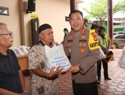 Bakti Sosial Ramadhan, Kapolres Metro Jakarta Pusat Bagikan 500 Paket Sembako