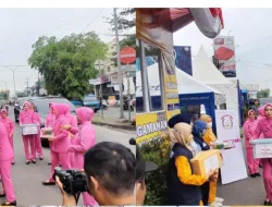 Ketua Bhayangkari Cabang Polres Bogor Bagikan Bingkisan Idul Fitri di Pos Pam Wilayah Hukum Polres Bogor