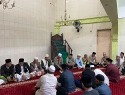 Dirbinmas Polda Metro Jaya Sholat Subuh Keliling Serahkan Al Quran dan Sembako di Jatinegara