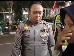 Petugas Pos Yan Operasi Ketupat Polres Sampang Berhasil Pertemukan Anak Terpisah Dengan Ibunya Di Alun-Alun Trunojoyo