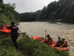 Polsek Klapanunggal Bersama Instansi Terkait Lakukan Investigasi Terkait Penemuan Mayat Jenis Kelamin Laki-Laki Di Aliran Sungai Kali Cileungsi Alamat Desa Kembangkuning Kecamatan Klapanunggal Kabupaten Bogor