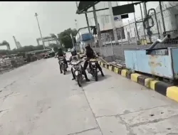 Tim Patroli Perintis Presisi Polres Pelabuhan Tanjung Priok Membantu Pengendara Sepeda Motor Yang Mogok