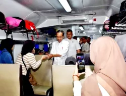 Jokowi Tinjau Arus Mudik Lebaran 2024 di Stasiun Pasar Senen