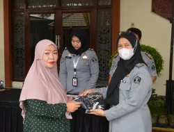 Peningkatan Spiritualitas, Rutan Bangil Kanwil Kemenkumham Jatim Bagikan Busana Muslim Kepada Seluruh WBP