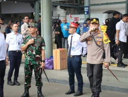 Kapolrestro Jakpus Pantau dan Berikan Himbauan Kepada Pemudik Yang Masih Mengalir di Stasiun Senen