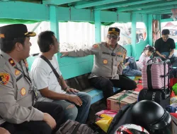 Jumpai Pemudik Perahu, Kapolres Beri Tiket Gratis Tujuan Cilincing-Muara Gembong