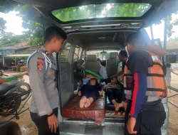 Terpleset Ke Lubang di Pinggir Pantai Cibuaya, Dua Bocah Diselamatkan Petugas Pos Pam