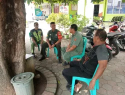 Babinsa Bersama Linmas Pantau Rumah Kosong Di Tinggal Pemudik