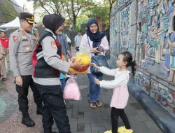Kapolres Dan  Polwan Jakut Bagi Boneka Ke Pengunjung Anak di Ancol
