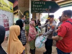 Polsek Pesanggrahan Santuni 100 Paket Sembako Bagi Warga Kurang Mampu Yang Tidak bisa Mudik