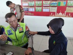 Pada Arus Balik Lebaran Sejumlah Pospam di Datangi Tim Dokkes guna mengecek kesehatan Anggota