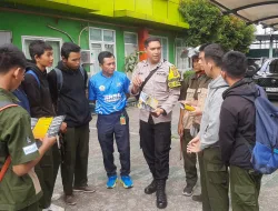 Sosialisasi dan Pembagian Brosur Penerimaan Polri Terpadu TA 2024 di Wilayah Kel. Perwira Kec. Bekasi Utara