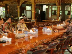 Kapolres Metro Jaksel dampingi Kapolda Metro Jaya Kunjungi Mantan Kapolri Jenderal Pol purnawirawan Sutanto