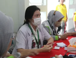 DISKUSI SEHAT MELALUI PEMERIKSAAN KESEHATAN DAN PENGOBATAN MASSAL