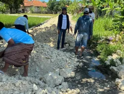 H. HIDATUL IMAM SEBAGAI TOKOH MASYARAT DESA GUNUNG MADDAH RELA MENGGELONTORKAN UANG PRIBADINYA DEMI JALAN YANG RUSAK