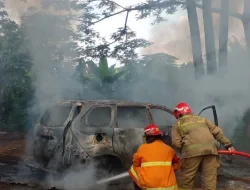 Terjadi Kebakaran Mobil Xenia di Sekolah Amalia Diduga Akibat Konsleting Listrik, Polsek Cibinong Bersama Damkar Lakukan Penanganan Cepat Tidak Ada Korban Jiwa