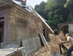 Kapolsek Tajurhalang  Membantu Memperbaiki Rumah Warga Yang Rusak Akibat Angin Kencang