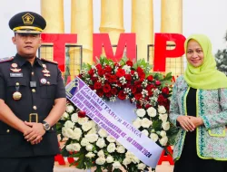 PAGUYUBAN IBU-IBU PEMASYARAKATAN TURUT SERTA MENGIKUTI UPACARA TABUR BUNGAPAGUYUBAN IBU-IBU PEMASYARAKATAN TURUT SERTA MENGIKUTI UPACARA TABUR BUNGA