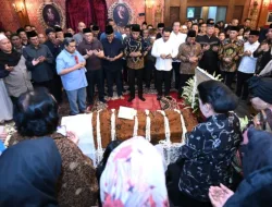 Takziah ke Rumah Duka, Presiden Jokowi Ikut Salat Jenazah Almarhumah Mooryati Soedibyo