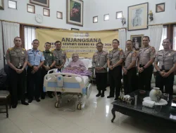 SERDIK SESPIMTI POLRI KUNJUNGI IBU MERY HOEGENG