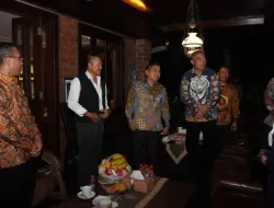 Pererat Silaturahmi, Kapolda Metro Jaya Sambangi Kediaman Jenderal Pol (Purn) Drs. Nanan Soekarna