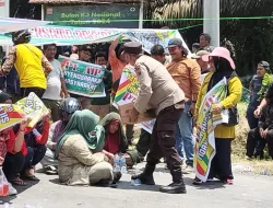 Teriknya Matahari, Polisi Bagikan Minum Gratis Kepada Masyarakat Pendemo