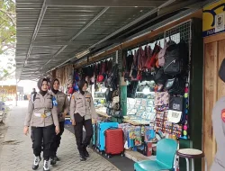 Cegah Gangguan Kamtibmas, Polwan Polresta Pekanbaru Patroli Jalan Kaki Diwilayah Pasar Bawah