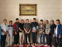 Menikmati Bubur Pedas Makanan Khas Kalimantan Barat, Kapolres Pelalawan Hadiri Halal Bihalal Warga Asal Kalimantan Barat