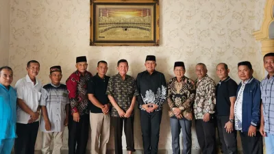 Menikmati Bubur Pedas Makanan Khas Kalimantan Barat, Kapolres Pelalawan Hadiri Halal Bihalal Warga Asal Kalimantan Barat