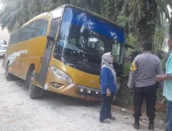 Salut! Polisi Bantu Mobil Bus yang Terpelosok di Wisata Henferd Land XIII Koto Kampar