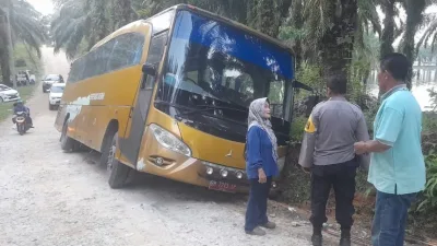 Salut! Polisi Bantu Mobil Bus yang Terpelosok di Wisata Henferd Land XIII Koto Kampar
