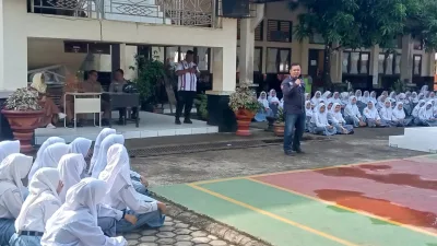 Polres Kuansing dan Indonesia Safety Driving Center (ISDC) Gelar Police Goes To School di SMAN 1 Kuantan Mudik
