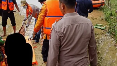 Diduga Korban Banjir Bandang Sumbar Ditemukan di Sungai Kuantan