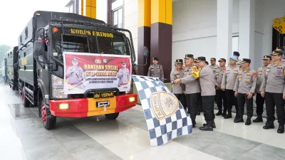 Polda Riau Kirim 3 Truk Bantuan Sembako Korban Banjir Bandang Sumbar