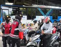 Polwan Polres Metro Jakut Bagikan Permen dan Air Mineral Dalam Peringatan Hari Buruh Sedunia