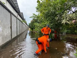Patroli SAR Jajaran Satbrimob Polda Kalbar Mengantisipasi Jatuhnya Korban Akibat Banjir