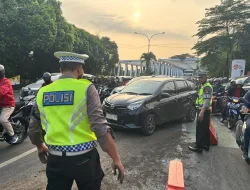 Sigap !! Personel Sat Lantas Polrestro Depok Bersihkan Tumpahan Oli Yang Bahayakan Pengguna Jalan